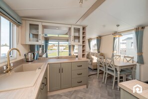 ثلاجة، ميكروويف، فرن، موقد طهي مسطح