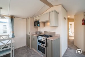 Fridge, microwave, oven, stovetop - Vacant Nests | Kingsbarnes | Seton sands (East Lothian)