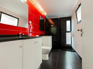 Regadera, secadora de cabello, toallas 