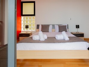 3 slaapkamers, een strijkplank/strijkijzer, internet