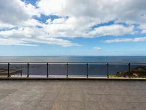 A terrace with a view of the sea and a clear sky. - Skyline Villas Top - Fantastic sea view (Calheta)