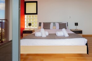 3 slaapkamers, een strijkplank/strijkijzer, internet, beddengoed