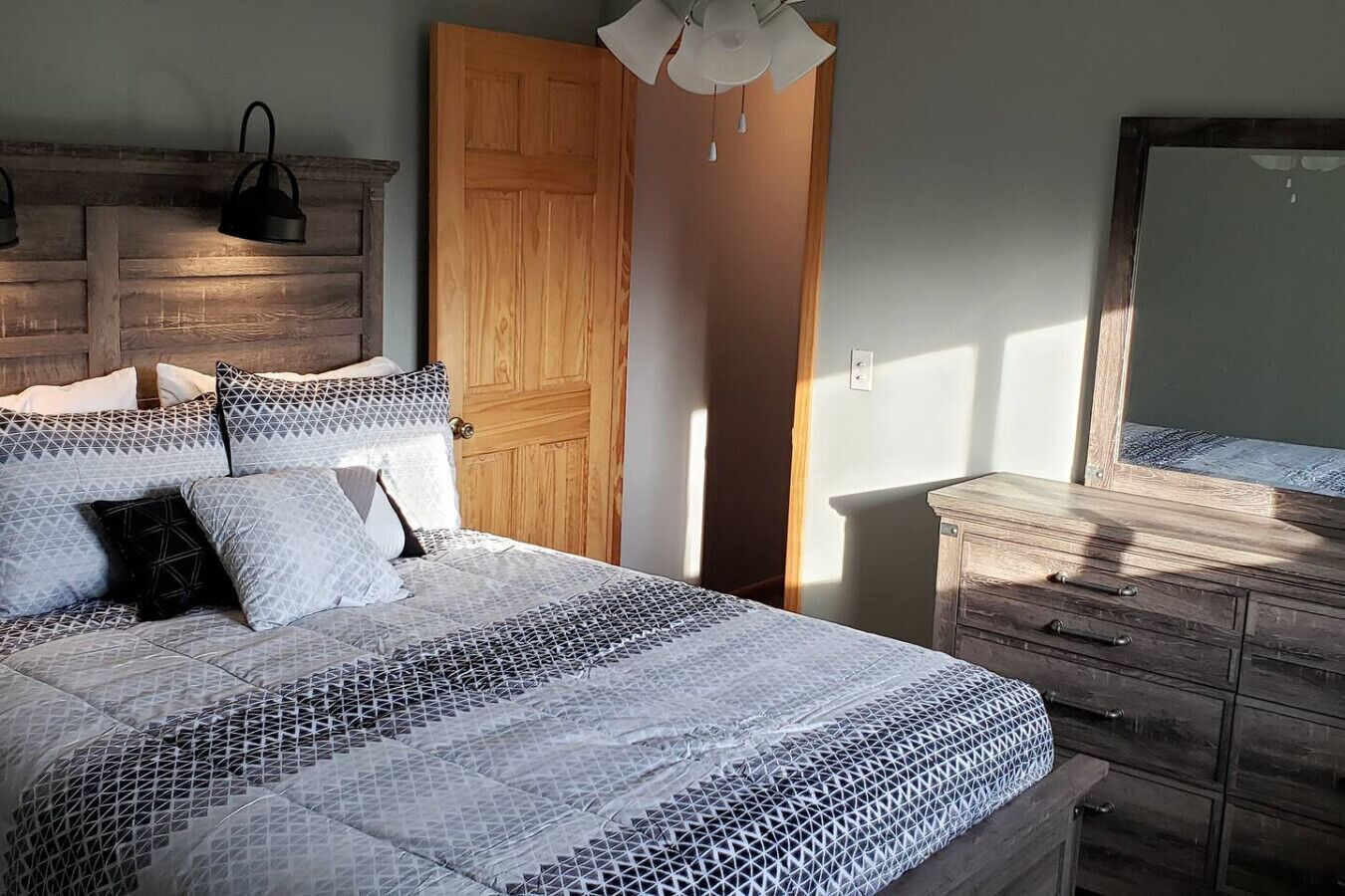 Desk, iron/ironing board, WiFi, bed sheets