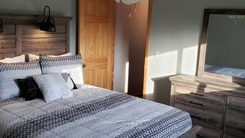 Desk, iron/ironing board, WiFi, bed sheets