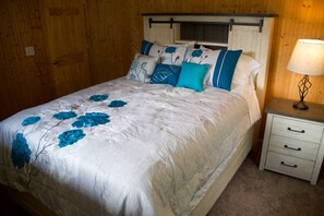 Escritorio, tabla de planchar con plancha, wifi y ropa de cama 