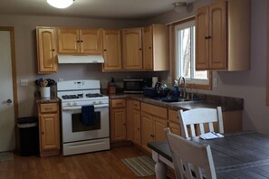 Fridge, microwave, oven, stovetop - Tech house Close to MTU/Downtown/Shopping/Trails (Houghton)
