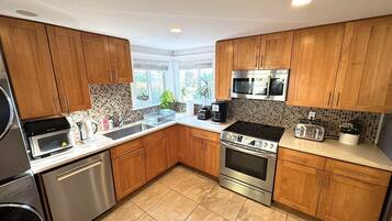 Frigorífico, microondas, horno y placa de cocina