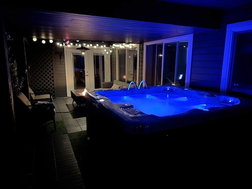 Cozy Getaway with 3Bed, Hot Tub & Huge Backyard
