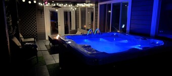 Cozy Getaway with 3Bed, Hot Tub & Huge Backyard