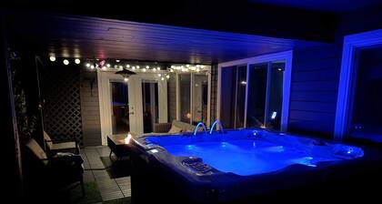 Cozy Getaway with 3Bed, Hot Tub & Huge Backyard