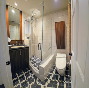 Secador de pelo, toallas, jabón, papel higiénico