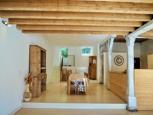 Free daily buffet breakfast - La Colonie d'Antan (Collonges)