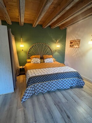 Habitación cuádruple familiar, vista al jardín | Cortinas blackout, tabla de planchar con plancha y wifi gratis