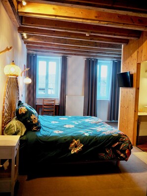 Habitación Confort con 1 cama matrimonial o 2 individuales | Cortinas blackout, tabla de planchar con plancha y wifi gratis