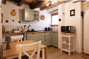 Fridge, microwave, stovetop, coffee/tea maker - Borgo Lupone [La Finestra sul Mare] 15 minutes from the sea (Montelupone)