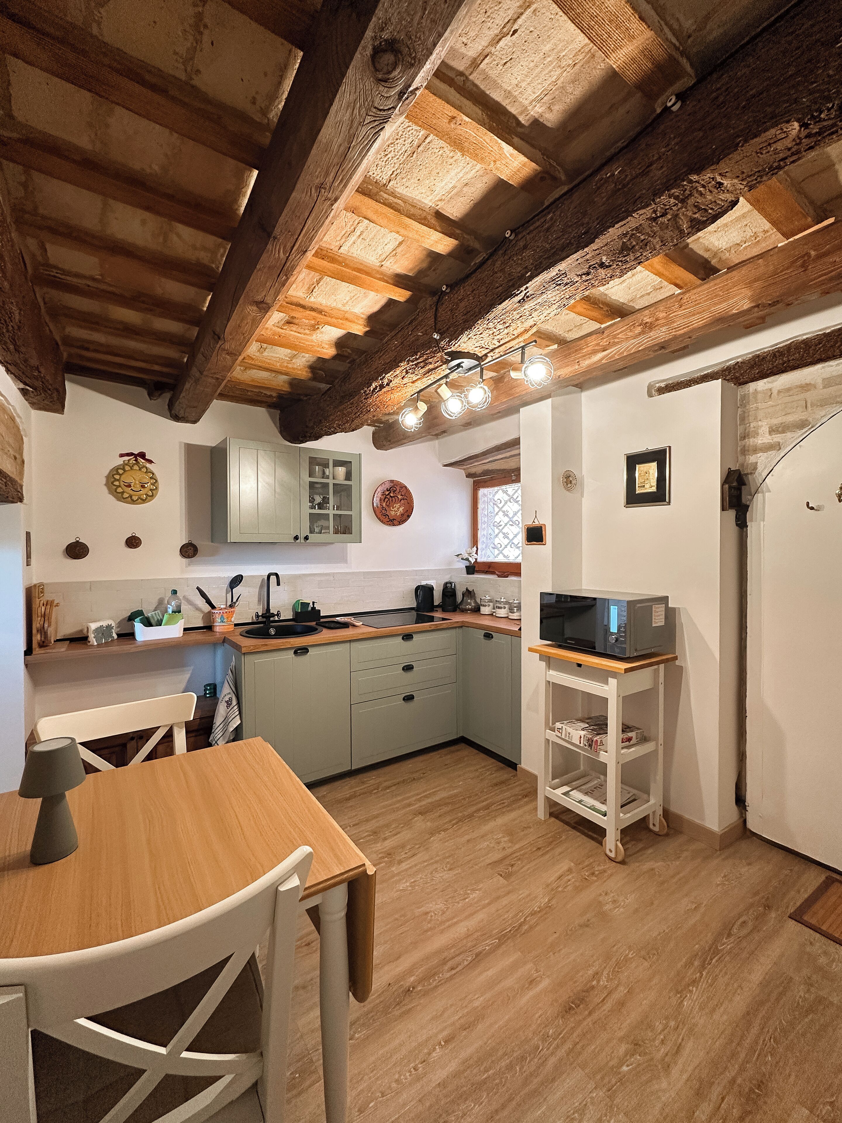 Réfrigérateur, micro-ondes, plaque de cuisson, cafetière/bouilloire