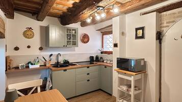 Réfrigérateur, micro-ondes, plaque de cuisson, cafetiÚre/bouilloire