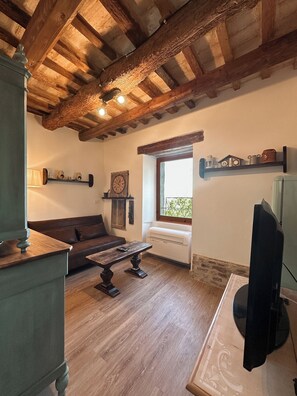 Smart TV, books - Borgo Lupone [La Finestra sul Mare] 15 minutes from the sea (Montelupone)