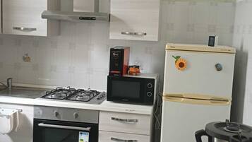 Frigorifero, microonde, forno, piano cottura