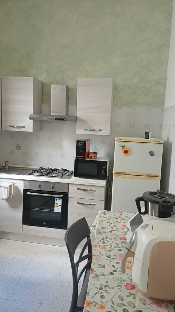 Frigorifero, microonde, forno, piano cottura