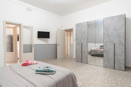 Apartment 'Alabostreet51' with Private Terrace, Wi-Fi and Air Conditioning