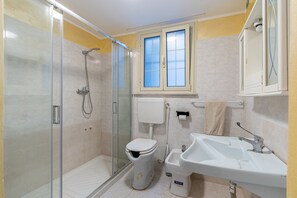 Dutxa, assecador de cabells i tovalloles 