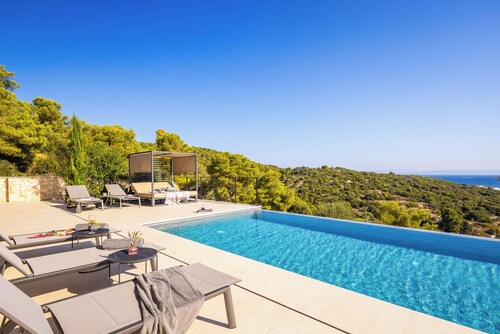 Incredible divine view 5-bedroom villa in Vis Town