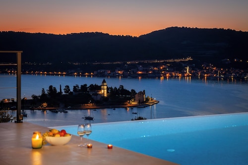 Incredible divine view 5-bedroom villa in Vis Town