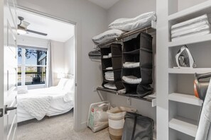 1 غرفة نوم ومكواة/لوح كي وواي فاي مجانًا وملاءات أسرّة