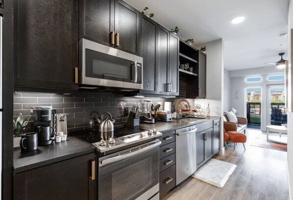 ثلاجة، ميكروويف، �فرن، موقد طهي مسطح