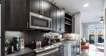 Deep Ellum's Gem in Downtown With Pool, Gym, Kingbed