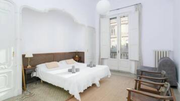 6 chambres, bureau, fer et planche Ă repasser, lit parapluie