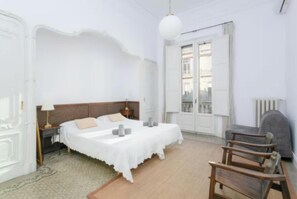 6 soverom, skrivebord, strykejern/-brett og reiseseng for barn