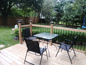 Outdoor dining - Forest City furnished rooms in LondonOntario Canada.
Quite,  clean, family style (London)