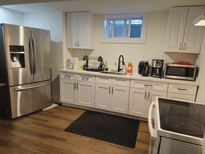 Private kitchen - Forest City furnished rooms in LondonOntario Canada.
Quite,  clean, family style (London)