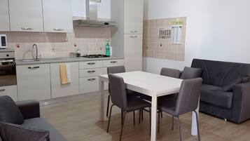 Jääkaappi, mikroaaltouuni, uuni, liesi