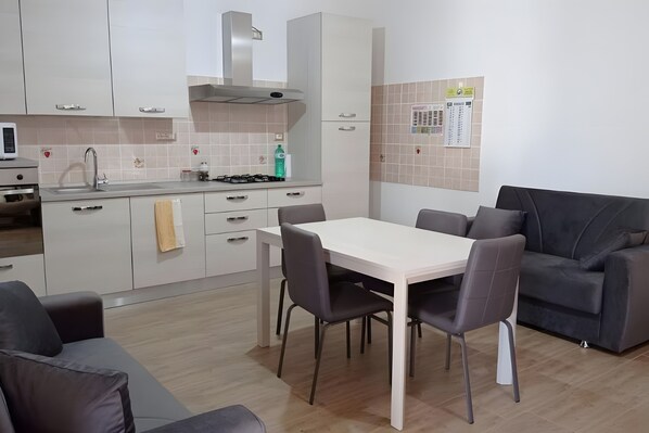 Frigorifero, microonde, forno, piano cottura