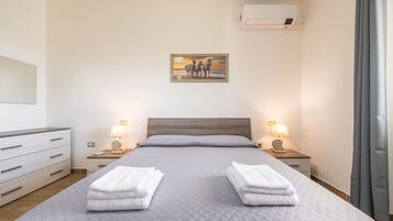 2 bedrooms, iron/ironing board, WiFi, bed sheets