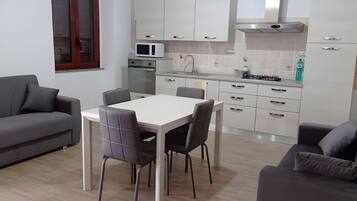 Een koelkast, een magnetron, een oven, een kookplaat