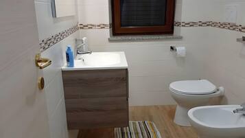 Regadera, secadora de cabello, toallas