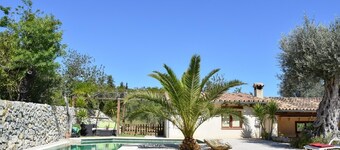 Authentic Mallorcan countryhouse. Two Fridges, Two Dishwashers. Nearby Golf Pollensa. Salt pool water.