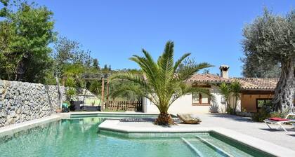 Authentic Mallorcan countryhouse. Two Fridges, Two Dishwashers. Nearby Golf Pollensa. Salt pool water.