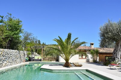 Authentic Mallorcan countryhouse. Two Fridges, Two Dishwashers. Nearby Golf Pollensa. Salt pool water.