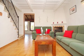 Interior - Ideal Mallorca Villa for couples or small families. Countryside location. Excellent rural views. Extensive lawns and garden area. (Alcúdia)