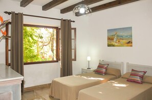 Room - Mallorca Villa walkable to the town of Pollensa. Easy access to the lovely beaches of Cala San Vicente and Puerto Pollensa. Mature gardens/lawns. Stylish countryside Villa in Pollensa. (Pollença)