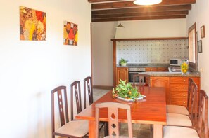 Dining - Mallorca Villa walkable to the town of Pollensa. Easy access to the lovely beaches of Cala San Vicente and Puerto Pollensa. Mature gardens/lawns. Stylish countryside Villa in Pollensa. (Pollença)