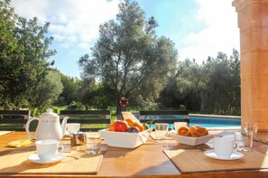 Outdoor dining - Mallorca Villa walkable to the town of Pollensa. Easy access to the lovely beaches of Cala San Vicente and Puerto Pollensa. Mature gardens/lawns. Stylish countryside Villa in Pollensa. (Pollença)