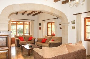 Fireplace - Mallorca Villa walkable to the town of Pollensa. Easy access to the lovely beaches of Cala San Vicente and Puerto Pollensa. Mature gardens/lawns. Stylish countryside Villa in Pollensa. (Pollença)