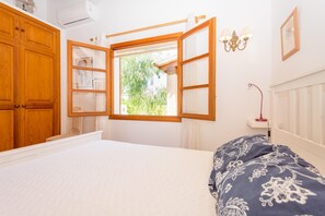 3 bedrooms - Delightful pool and surrounds. 3 bedrooms 2 bathrooms. Play area with Net/basket ball net facility. Easy access to historic town of Pollensa and not far from  beautiful beaches of Alcudia. (Alcúdia)