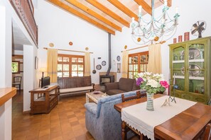 Fireplace - Delightful pool and surrounds. 3 bedrooms 2 bathrooms. Play area with Net/basket ball net facility. Easy access to historic town of Pollensa and not far from  beautiful beaches of Alcudia. (Alcúdia)